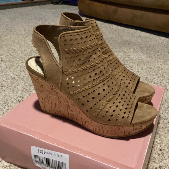 Fergalicious (Fergie) wedge sandals - Picture 10 of 12